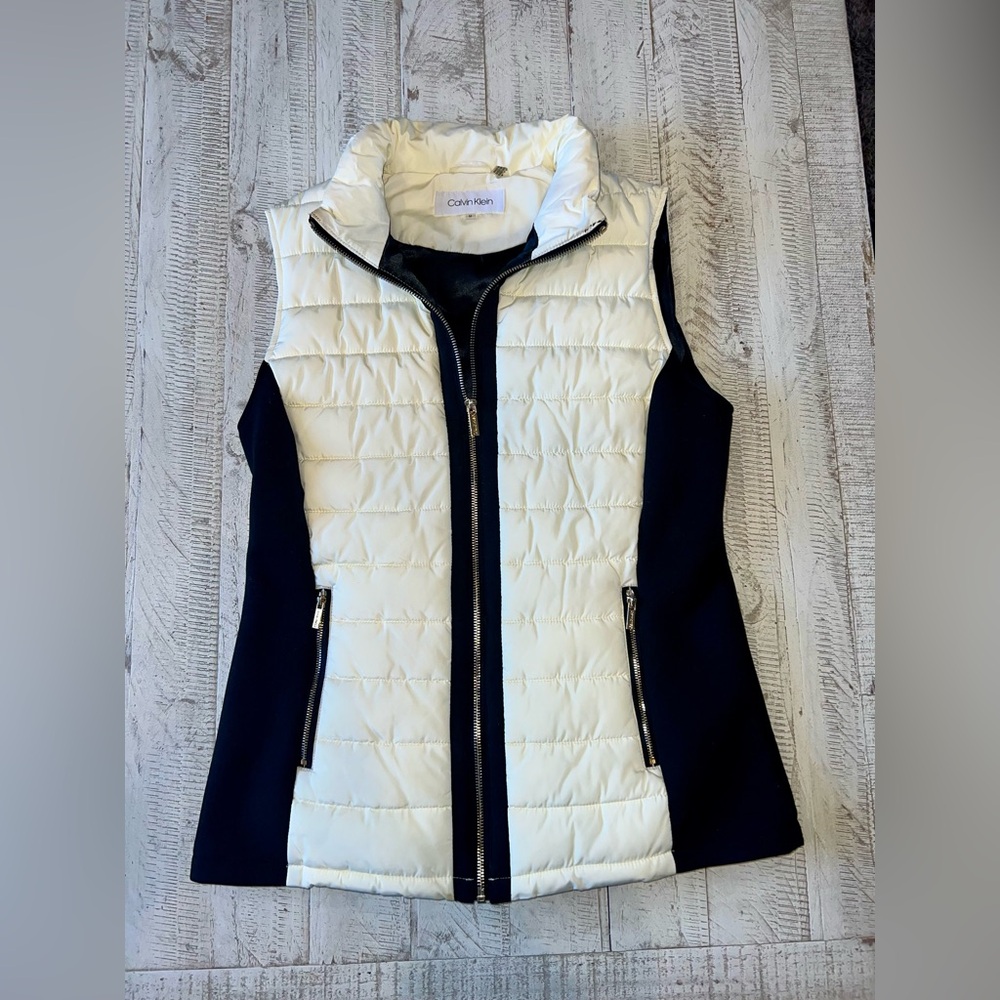 Calvin Klein Women's Medium White and Black Puffer Vest